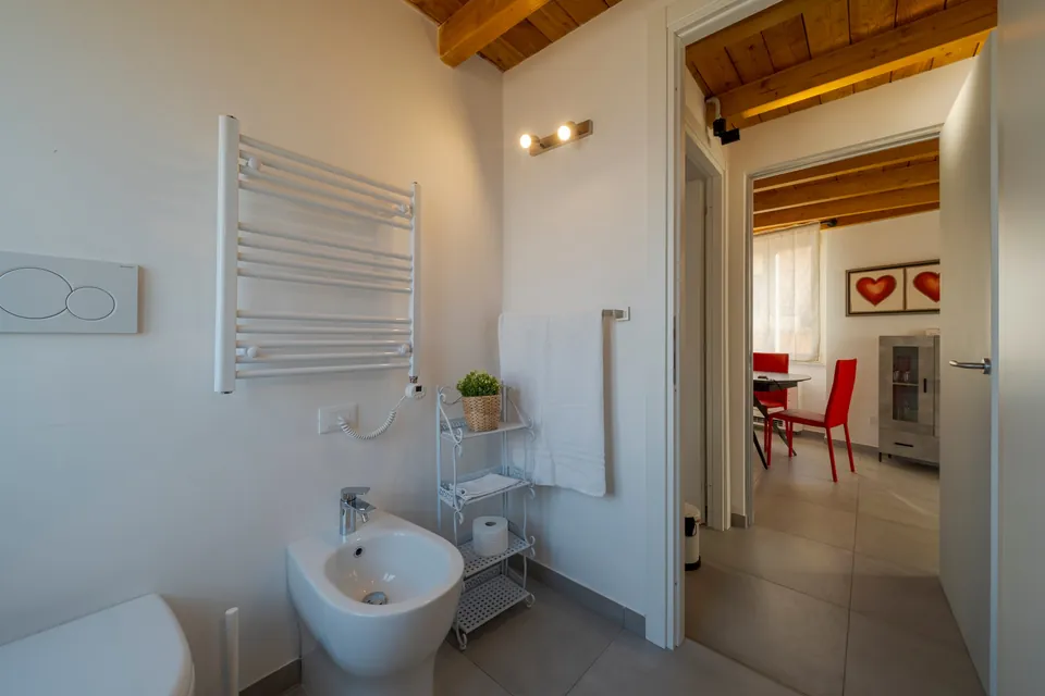 Bagno al piano principale, luminoso, con travi in legno