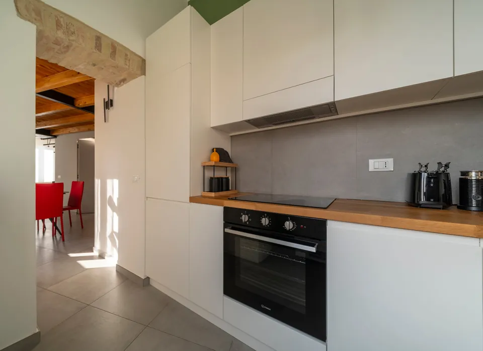La cucina e l'antico architrave in pietra sul passaggio